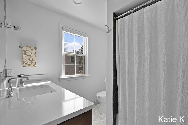 full bathroom with curtained shower, toilet, and vanity