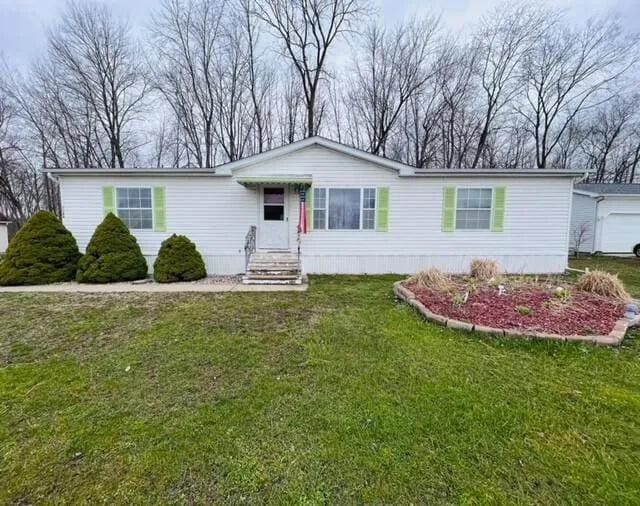 manufactured / mobile home with a front yard