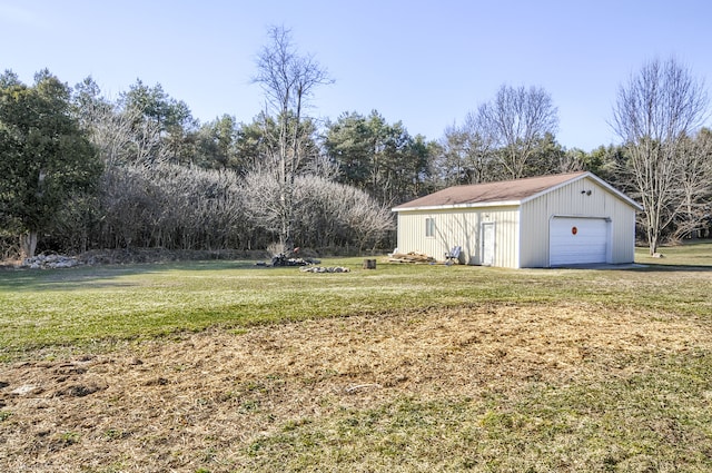 view of yard featuring a detached garage and an outdoor structure