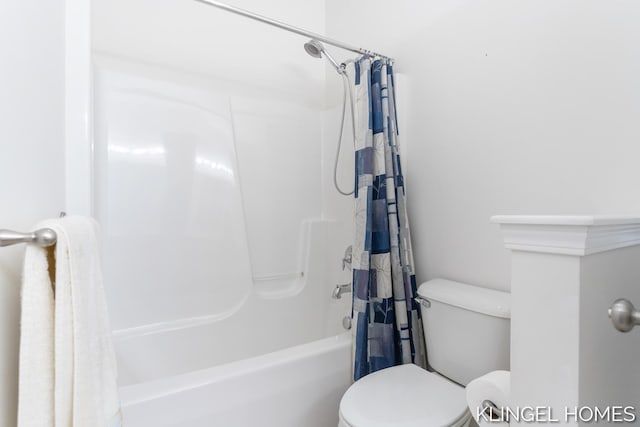 full bathroom featuring toilet and shower / tub combo with curtain