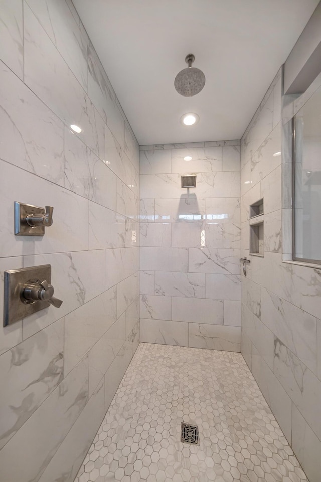 bathroom featuring a tile shower