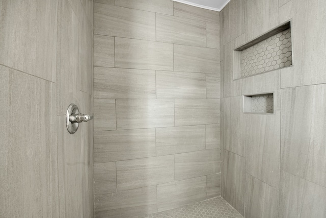 full bathroom featuring tiled shower