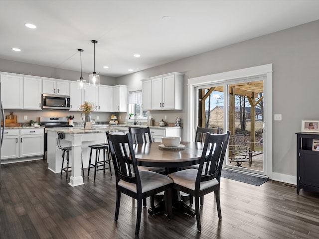 dining area with recessed lighting, dark wood-style floors, and baseboards