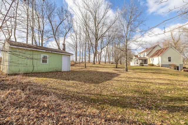 view of yard featuring an outbuilding