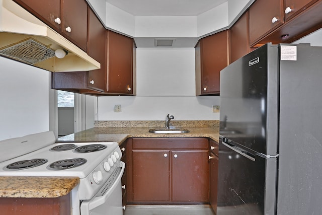 kitchen with visible vents, under cabinet range hood, a sink, white electric range oven, and freestanding refrigerator