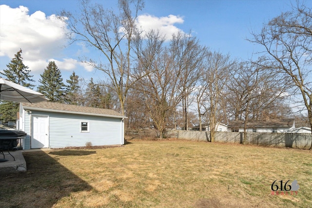 view of yard with an outbuilding and fence