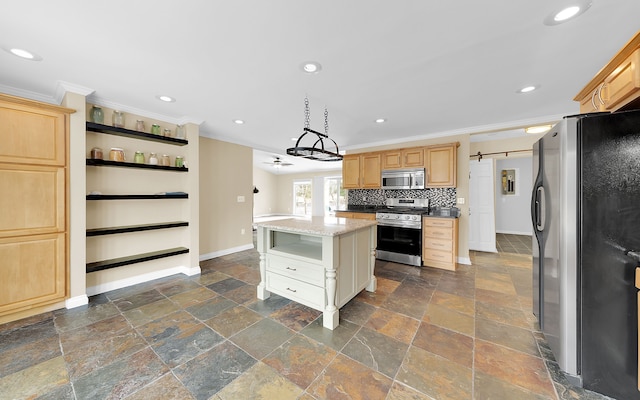 kitchen with baseboards, a barn door, stone tile floors, decorative backsplash, and stainless steel appliances