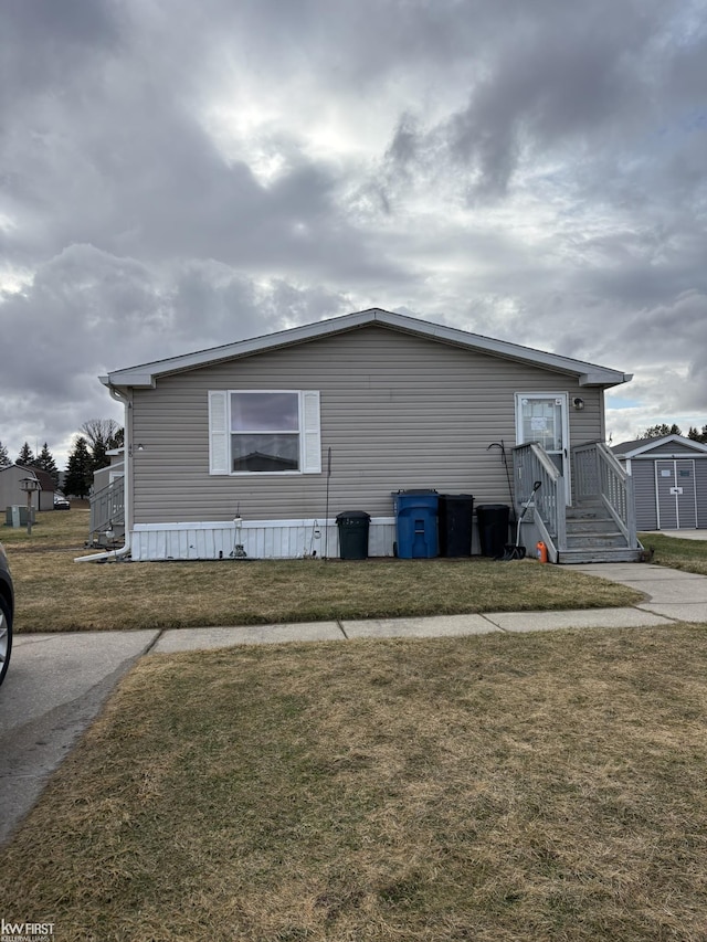 view of side of property featuring a lawn