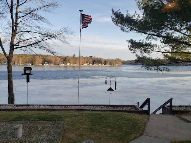 view of yard with a water view