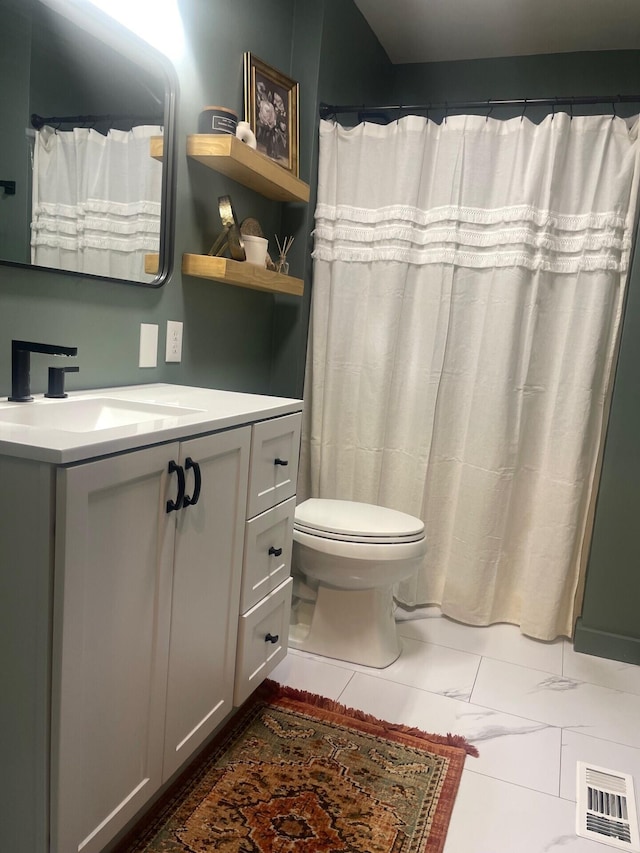 full bath with vanity, curtained shower, toilet, and visible vents