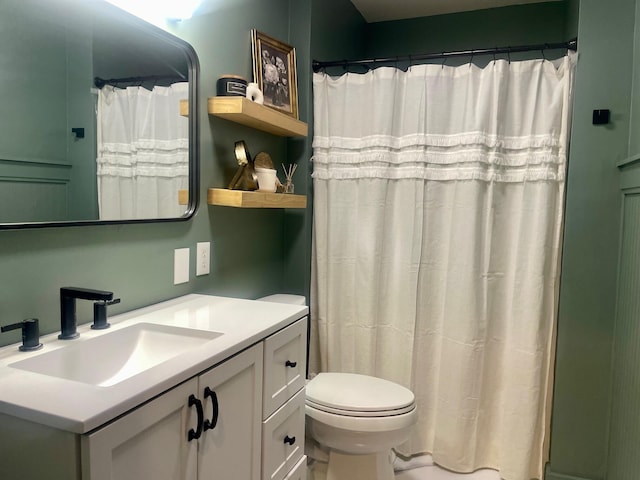 full bath featuring vanity, toilet, and a shower with curtain