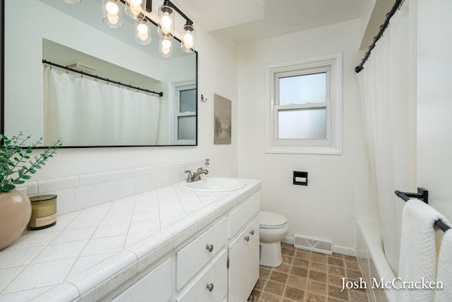 full bath featuring vanity, baseboards, visible vents, toilet, and a chandelier