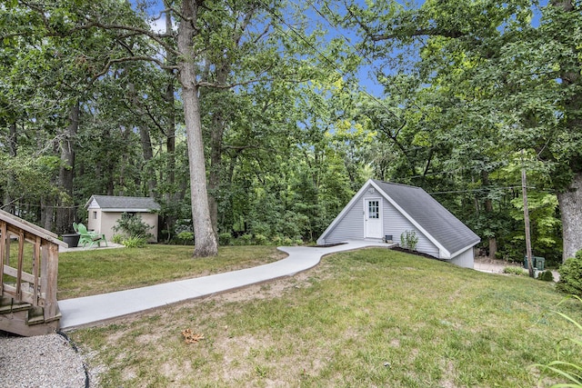 view of yard featuring an outbuilding