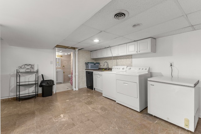 washroom with visible vents, baseboards, cabinet space, independent washer and dryer, and a sink