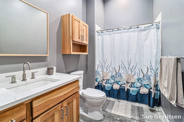 full bathroom featuring a shower with shower curtain, toilet, and vanity