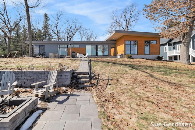 back of house featuring a yard