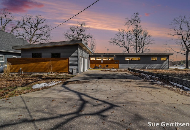 view of front of property featuring driveway