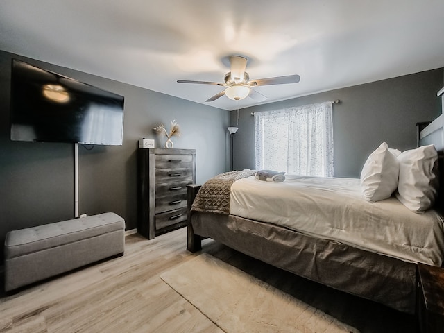 bedroom featuring light wood-type flooring and a ceiling fan