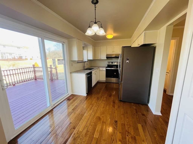 kitchen with a sink, crown molding, under cabinet range hood, stainless steel appliances, and dark wood-style flooring