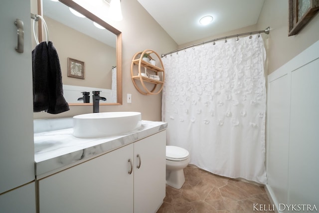 bathroom with curtained shower, toilet, and vanity