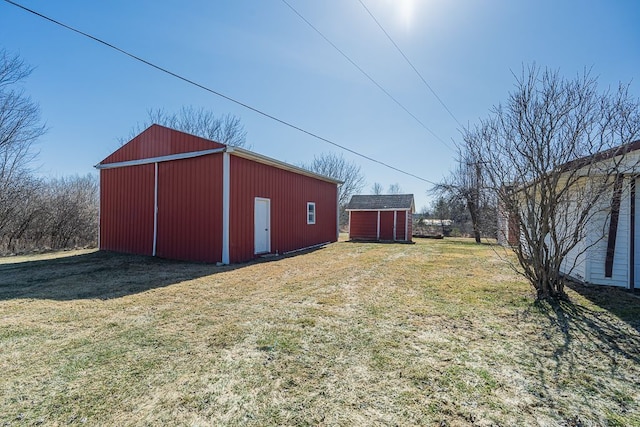 view of pole building featuring a yard