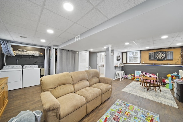 living area featuring recessed lighting, visible vents, separate washer and dryer, and wood finished floors