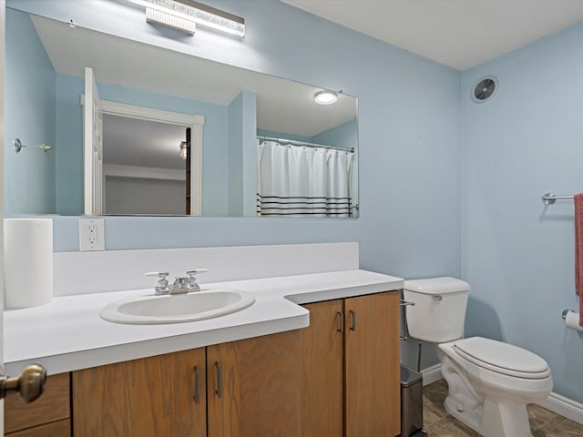 full bathroom featuring baseboards, toilet, and vanity