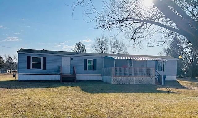 manufactured / mobile home with a front yard