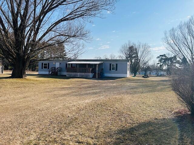 view of front of property with a front yard