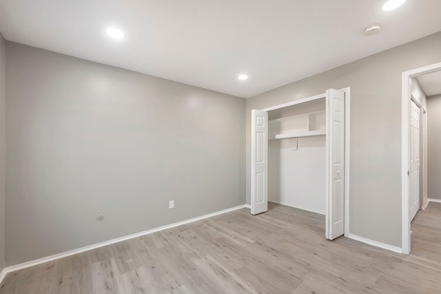 unfurnished bedroom featuring recessed lighting, light wood-type flooring, and baseboards