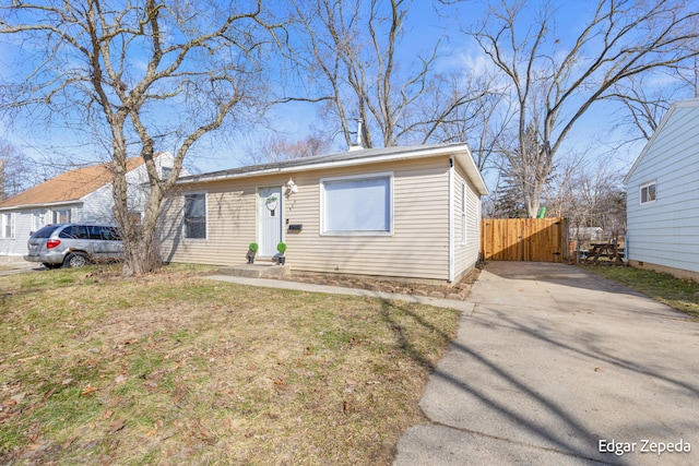 view of front facade with a front lawn and fence