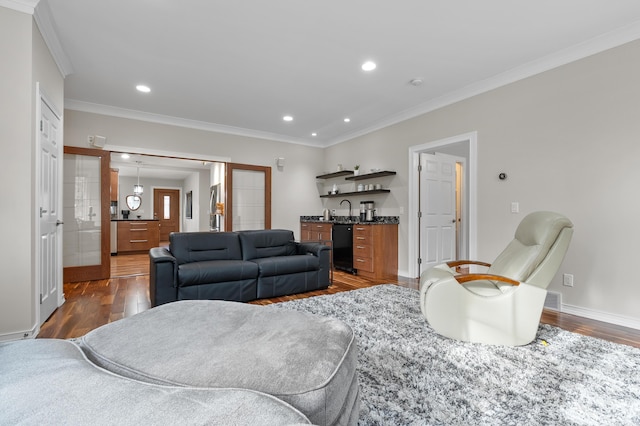 living area with recessed lighting, wet bar, dark wood-style flooring, and crown molding