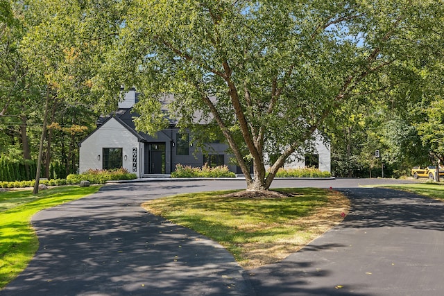 view of front of property featuring aphalt driveway