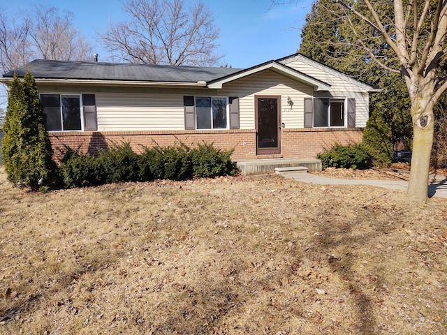 21641 Jacksonville St, Farmington Hills, MI 48336 - ranch-style home with brick siding