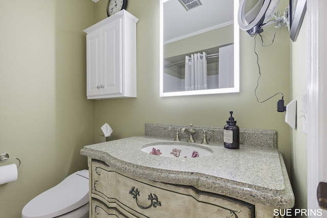 full bathroom featuring visible vents, toilet, curtained shower, crown molding, and vanity