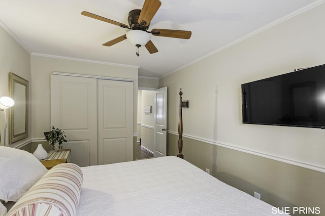 bedroom with a closet, ornamental molding, and a ceiling fan