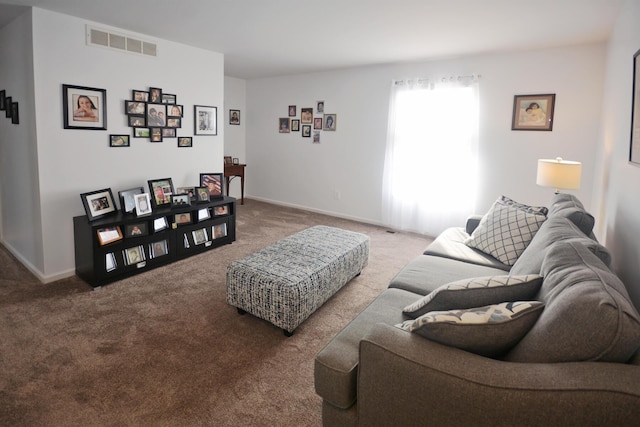 living area with carpet and baseboards