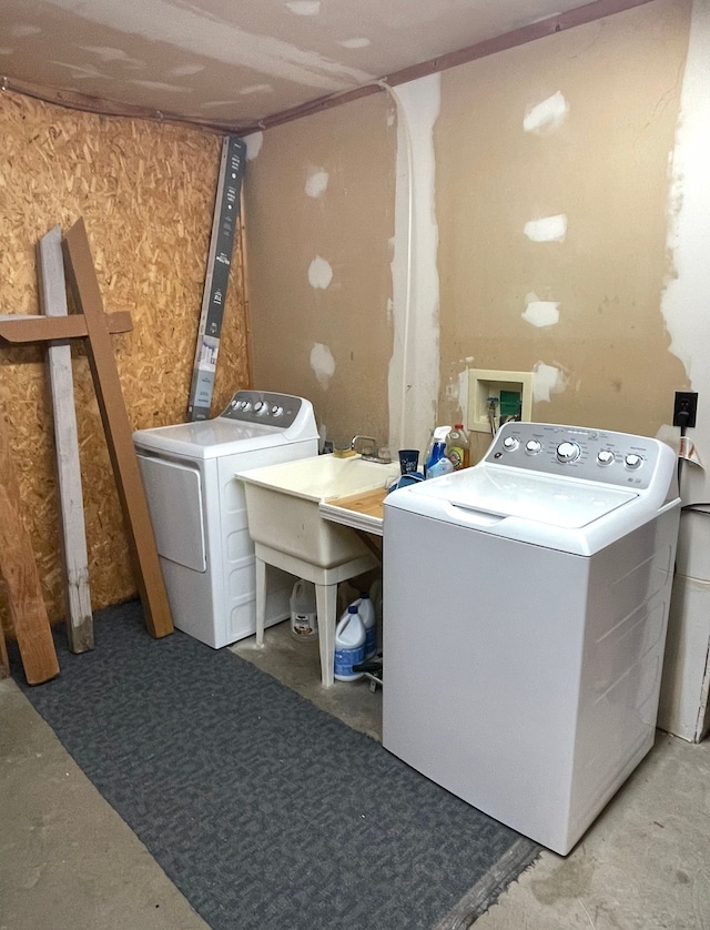 washroom featuring washer and clothes dryer