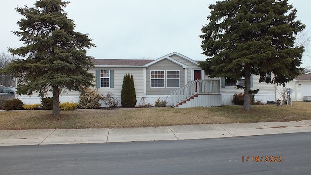 manufactured / mobile home with a front yard