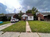 view of front of property featuring a front lawn