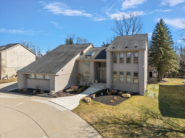 view of front of home featuring a front lawn