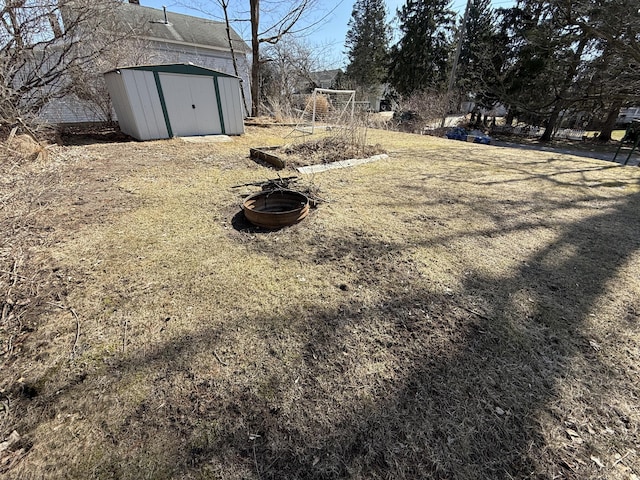 view of yard featuring an outbuilding, a storage shed, and a vegetable garden