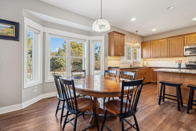 dining room with recessed lighting, visible vents, baseboards, and dark wood-type flooring