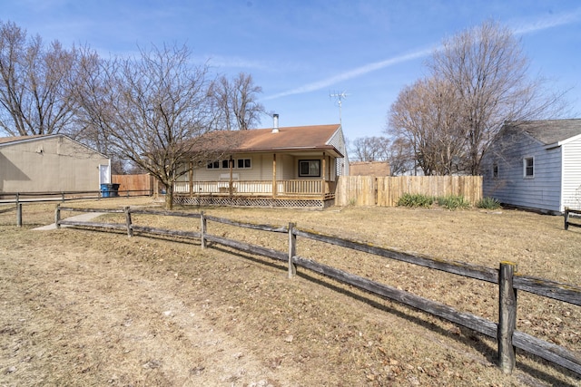 view of front of home featuring fence private yard