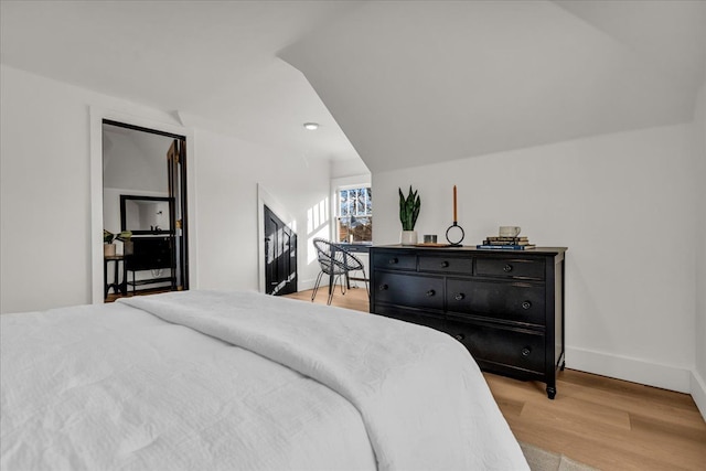 bedroom featuring light wood-style flooring, recessed lighting, and baseboards