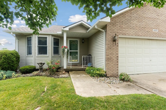 view of front of house featuring brick siding, an attached garage, and a front yard