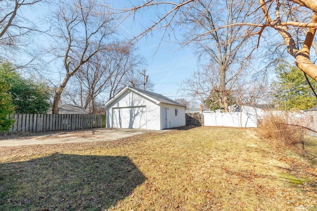 view of yard featuring an outdoor structure, fence private yard, and a detached garage