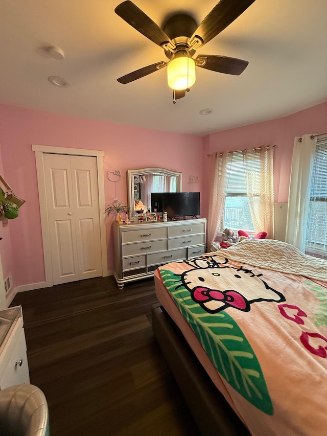 bedroom featuring baseboards, dark wood-type flooring, and ceiling fan