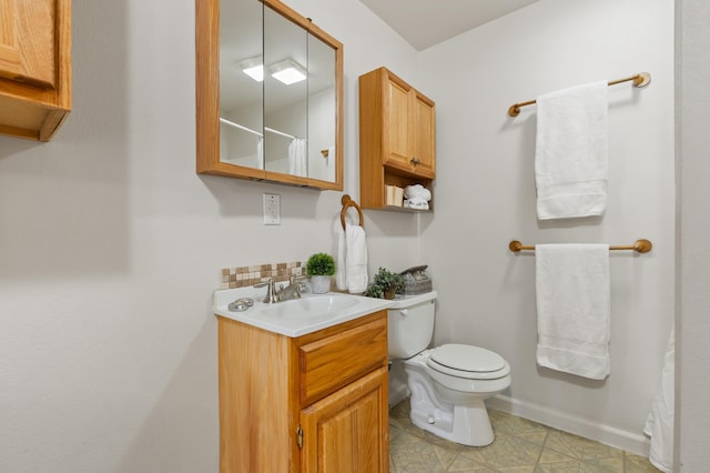 full bathroom with tasteful backsplash, curtained shower, baseboards, toilet, and vanity