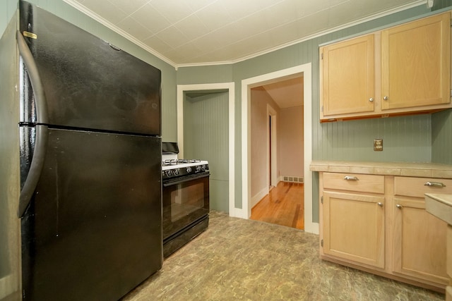 kitchen with visible vents, black appliances, light brown cabinetry, crown molding, and light countertops